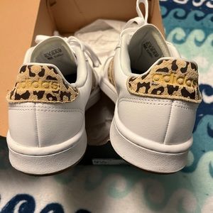 Like new women’s Adidas sneakers with animal print stripes. Perfect for summer!